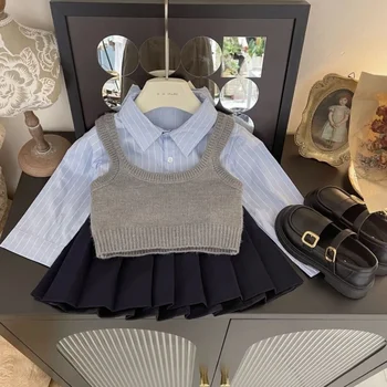 2023 Kostiumas Baby Girl Autumn Liemenė Mėlyna dryžuota marškiniai Plisuotas sijonas Koledžo stiliaus trijų dalių kostiumas