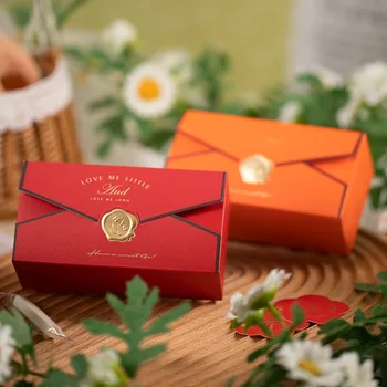Kūrybinė odinio popieriaus imitacija Vestuvinių dovanų dėžutės Aukso štampavimo reljefinė saldainių šokolado pakavimo dėžutė vestuvių vakarėliui