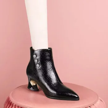 Aukštos kokybės PU moteriški odiniai batai 2023 m. Nauja mada Smailių kojų moteriški batai Comfortabl Vidutinio kulno priemiestiniai biuro moteriški batai