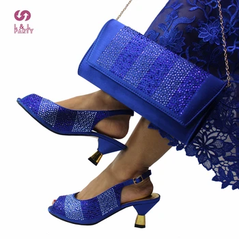 Aukštos kokybės naujai atvykę itališki moteriški batai ir krepšys, atitinkantys karališkos mėlynos spalvos specialius siurblius vestuvių vakarėliui