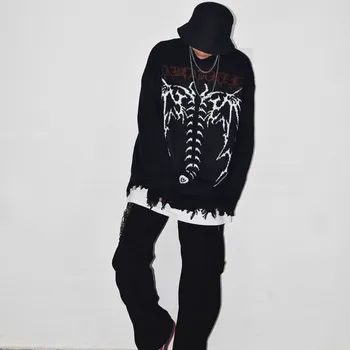 Y2K rašto elementai su skylutėmis, retro street punk vyrų estetika, oversized megzti drabužiai, megztinis, didelis megztinis